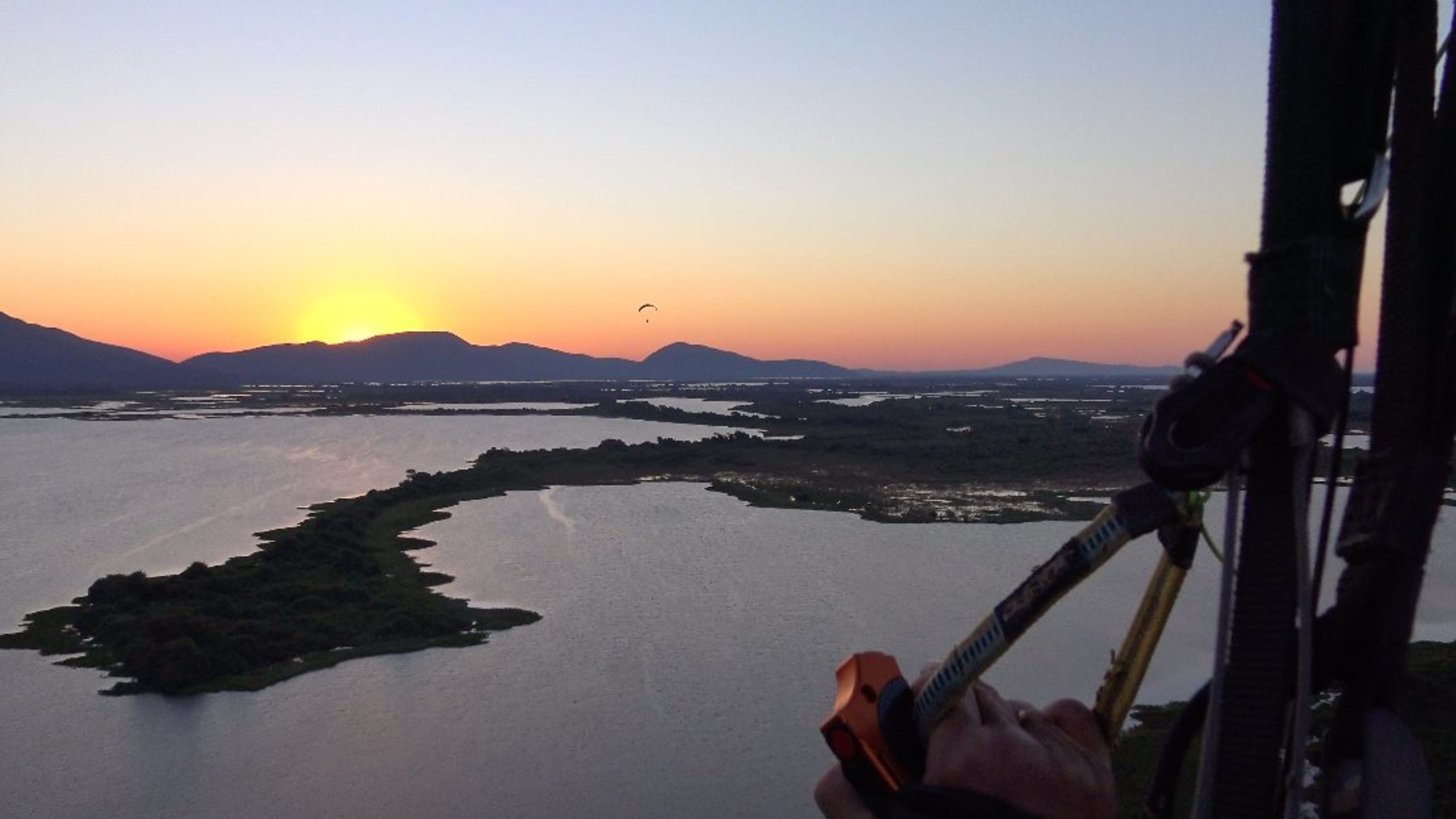 Uma paisagem divina, a natureza no seu esplendor máximo, e dois pilotos em êxtase. Segue um video exclusivo da equipe Cinemauro com trilha original do compositor Richard Wang.
Sylvestre Campe
Corumbá Incrível - Pantanal
Ozone Power OZONE Paragliders